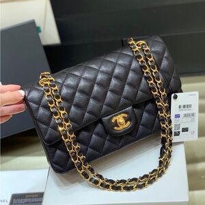 CHANEL Black Quilted Shoulder Bag with Gold Chain